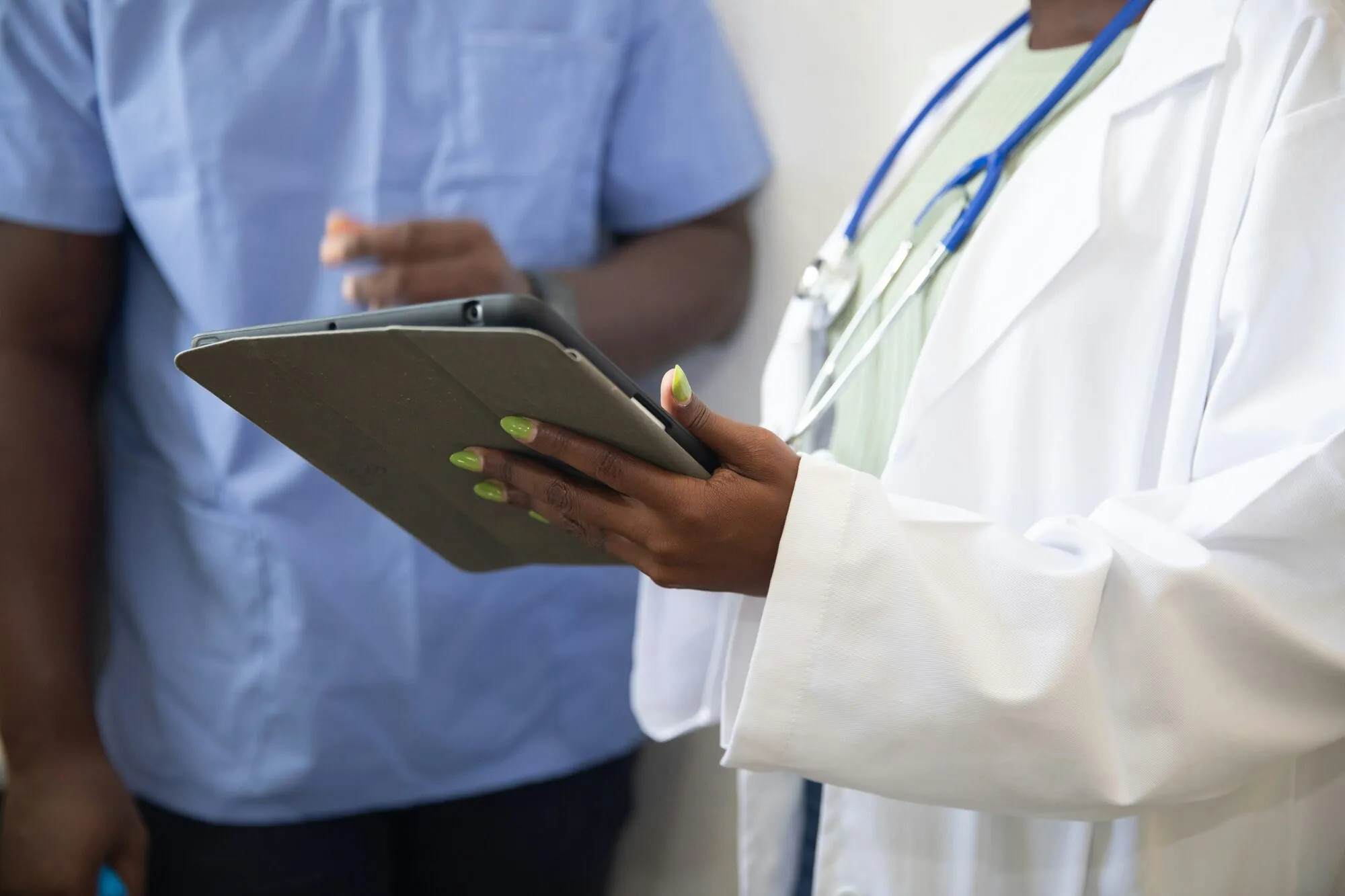 Zorgprofessionals overleggen met een tablet